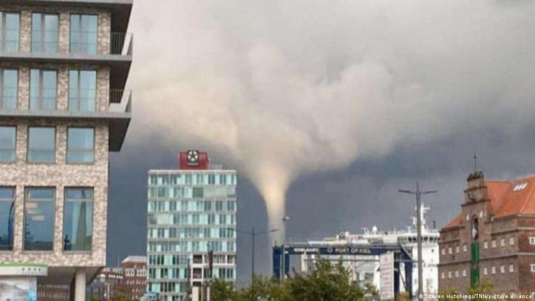 Τρόμος στη Γερμανία – Τυφώνας πέταξε ανθρώπους στη θάλασσα – Αδύνατον να προβλεφθεί