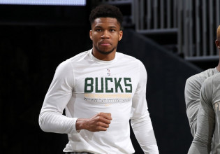 NBA – Προβληματισμός στους Μπακς για τον τραυματισμό του Γιάννη