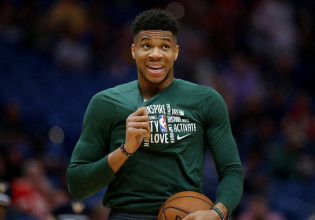 Φοβερός Αντετοκούνμπο σε δημοσιογράφους – «Πρέπει να φροντίσω το παιδί μου, δεν έχω χρόνο»