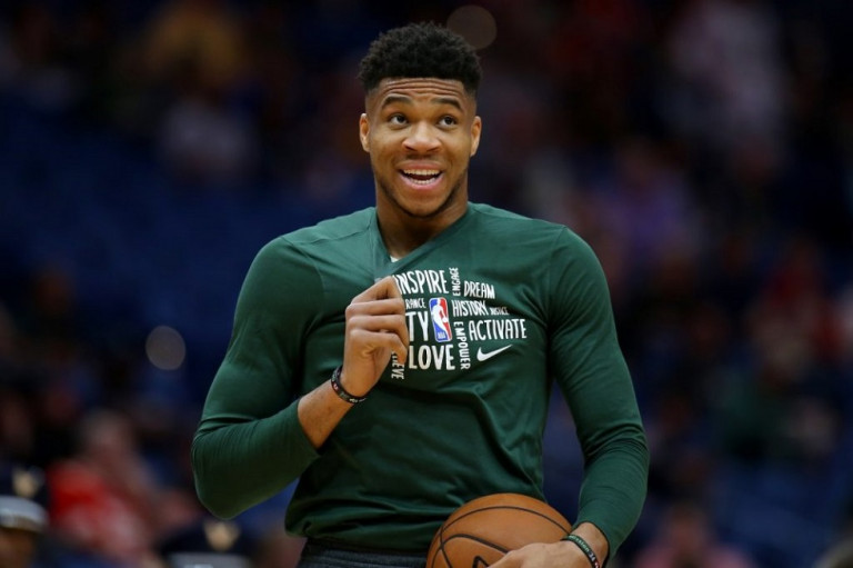 Φοβερός Αντετοκούνμπο σε δημοσιογράφους – «Πρέπει να φροντίσω το παιδί μου, δεν έχω χρόνο»