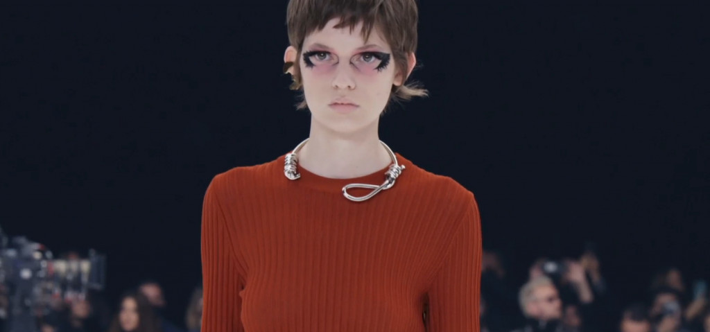Givenchy – Κατακραυγή για «προσβλητικό» κόσμημα σε σχήμα αγχόνης