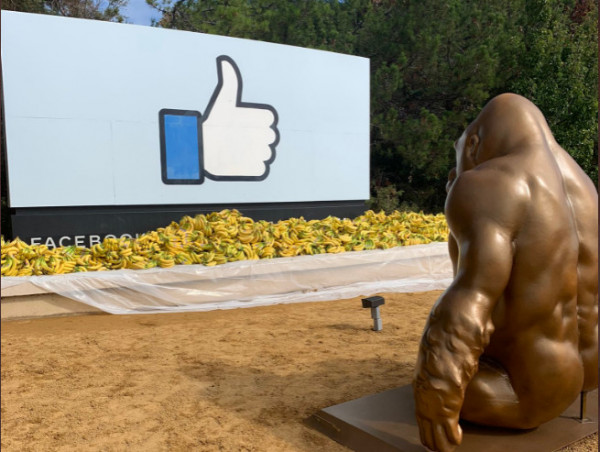 Facebook – Ένας δίμετρος μπρούτζινος γορίλας και… 10.000 μπανάνες έξω από τα γραφεία του κολοσσού