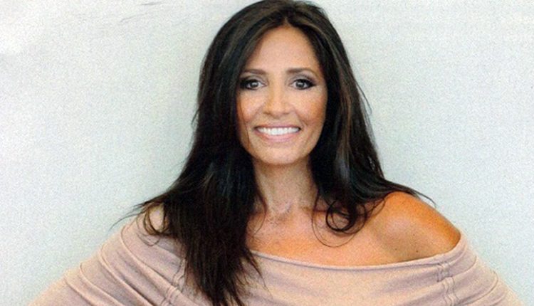 Συμπέθεροι από τα Τίρανα – Η «κυρία του κυρίου» βουλευτή Νίνα Λαλαμπίρδα ζωντανά από το Κουδουνάρι