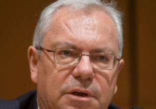 Διάσημοι Έλληνες που έγραψαν βιβλία για τις δύσκολες στιγμές της ζωής τους