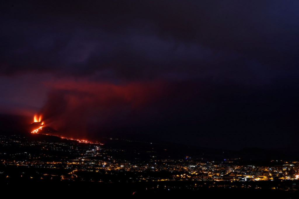 Λα Πάλμα – Συνεχίζονται οι εκρήξεις – Κατέρρευσε μερικώς ο ένας κρατήρας του ηφαιστείου