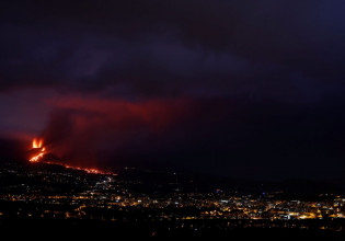 Λα Πάλμα – Συνεχίζονται οι εκρήξεις – Κατέρρευσε μερικώς ο ένας κρατήρας του ηφαιστείου