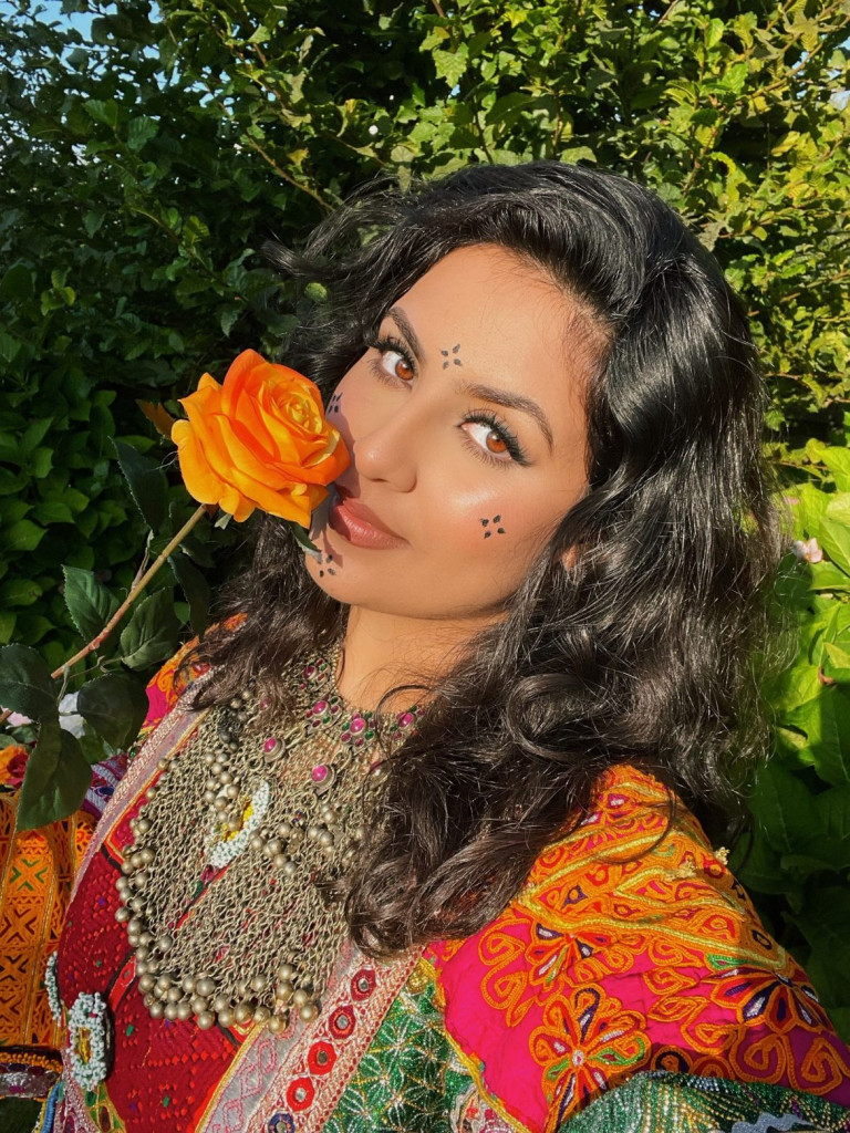 Λέμα Αφζαλ – Πως με ένα φόρεμα προωθεί το μήνυμά της για τις γυναίκες στο Αφγανιστάν