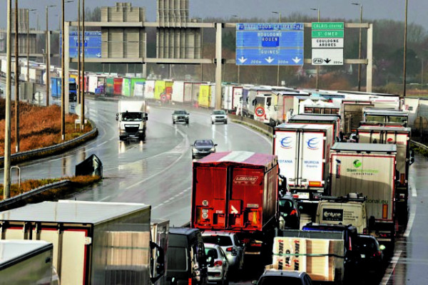 Οι ελλείψεις 400.000 οδηγών φορτηγών στην Ευρώπη απειλούν να γονατίσουν το εμπόριο
