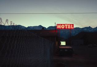 Μας σηκώθηκε η τρίχα – Σήκωσε το χαλί κάτω από το κρεβάτι της στο ξενοδοχείο και βρήκε…