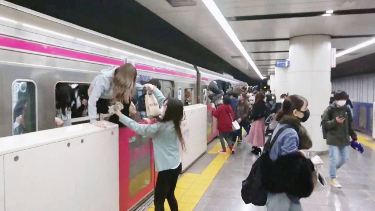 Ιαπωνία - Επίθεση με μαχαίρι και εύφλεκτο υγρό σε τρένο - Από τα παράθυρα έβγαιναν οι επιβάτες, 15 τραυματίες