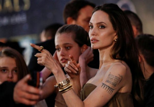 Σύσσωμη η οικογένεια Τζολί στο κόκκινο χαλί – Δείτε το εκκεντρικό κόσμημα που επέλεξε η Αντζελίνα