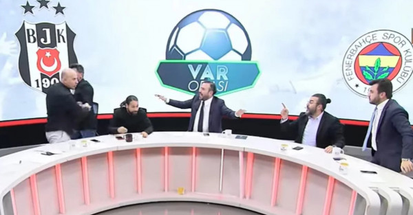 Τουρκία – Τρομερός καβγάς σε αθλητική εκπομπή – Απίστευτες εκφράσεις και ιπτάμενα ποτήρια