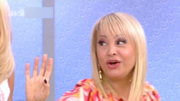 Τέτα Καμπουρέλη – «Χαμός» στο πλατό του Πρωινού – «Δεν ήρθα για συνέντευξη, ήρθα για τα νύχια»