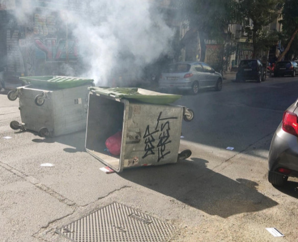 ΑΣΟΕΕ – Ένταση έξω από το πανεπιστήμιο – Πετροπόλεμος και φωτιές σε κάδους