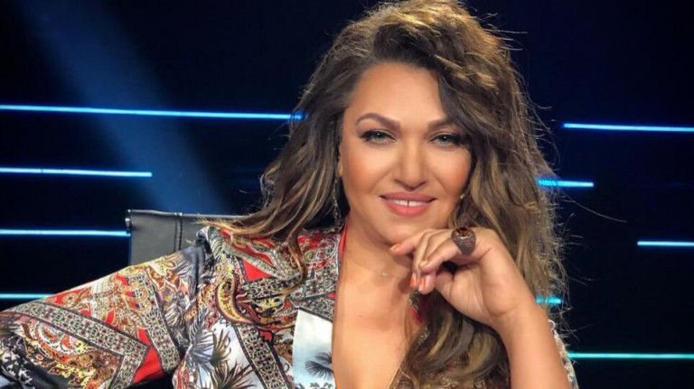 Καίτη Γαρμπή –  Τρολάρει τους στίχους του «θα μελαγχολήσω» και ρίχνει το Twitter