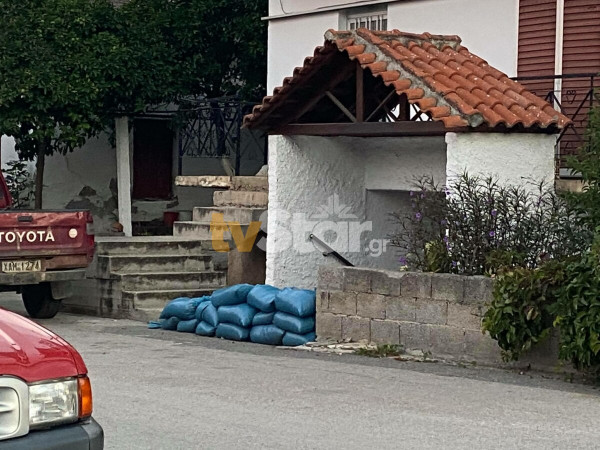 Κακοκαιρία «Μπάλλος» – Κάτοικοι στην Εύβοια οχυρώνουν τα σπίτια τους με λαμαρίνες και σακιά με άμμο