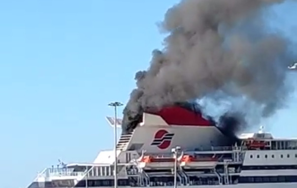 Πάτρα - Συναγερμός στο λιμάνι - Φωτιά σε πλοίο | in.gr