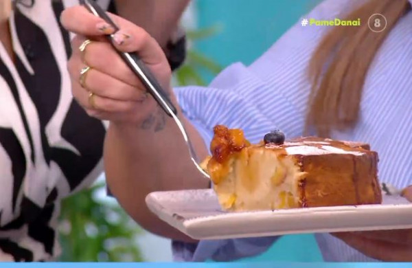 Ο Τίμος Ζαχαράτος μάς φτιάχνει κέικ με τσάι ροδάκινο και μαρμελάδα ροδάκινου