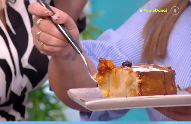 Ο Τίμος Ζαχαράτος μάς φτιάχνει κέικ με τσάι ροδάκινο και μαρμελάδα ροδάκινου