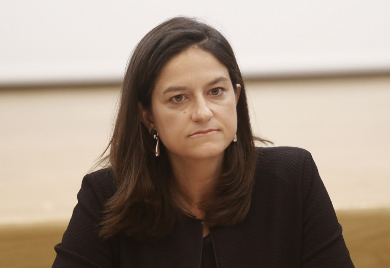 Γιάννης Οικονόμου – «Τραμπούκοι πέταξαν τρικάκια έξω από το σπίτι της Υπουργού Παιδείας»