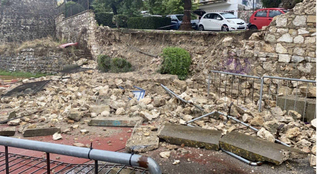 Κέρκυρα – Αποκλεισμένα χωριά και «βομβαρδισμένο» οδικό δίκτυο μετά τον «Μπάλλο»