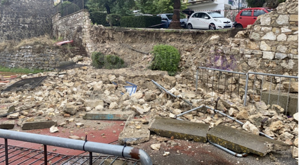 Κέρκυρα – Αποκλεισμένα χωριά και «βομβαρδισμένο» οδικό δίκτυο μετά τον «Μπάλλο»