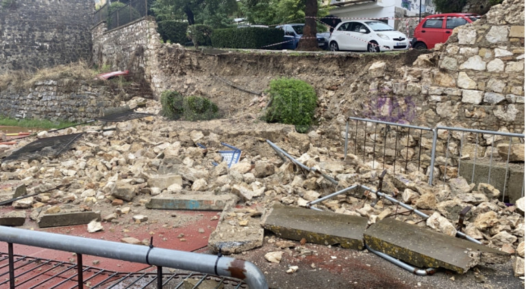 Κέρκυρα – Αποκλεισμένα χωριά και «βομβαρδισμένο» οδικό δίκτυο μετά τον «Μπάλλο»