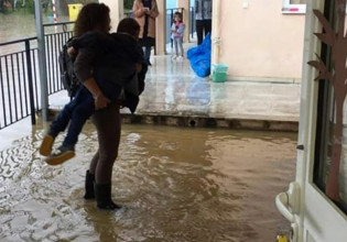 Κέρκυρα – Εκπαιδευτικοί κουβαλούσαν μικρά παιδιά έξω από τα πλημμυρισμένα σχολεία