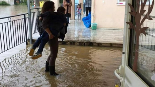 Κέρκυρα – Εκπαιδευτικοί κουβαλούσαν μικρά παιδιά έξω από τα πλημμυρισμένα σχολεία