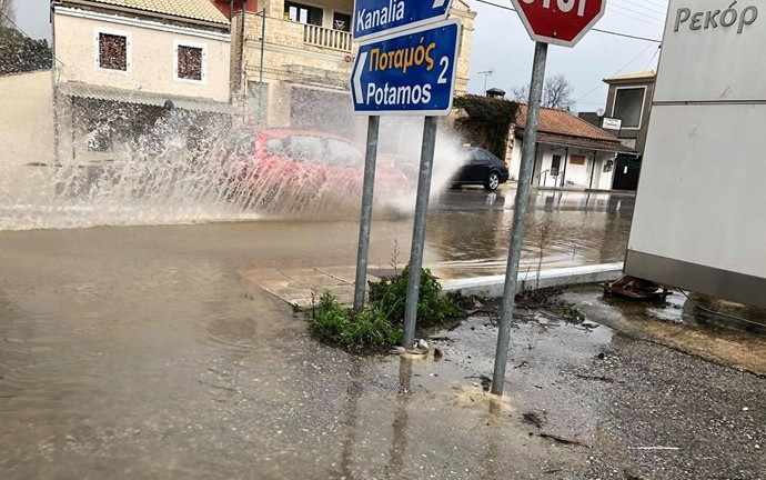 Κακοκαιρία - Η «Αθηνά» πλήττει το Ιόνιο - Πλημμυρισμένοι δρόμοι, κλειστά σχολεία, διακοπές ρεύματος