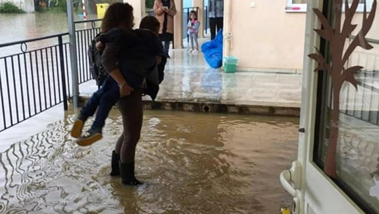 Κέρκυρα - Εκπαιδευτικοί κουβαλούσαν μικρά παιδιά έξω από τα πλημμυρισμένα σχολεία
