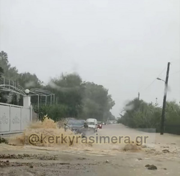Κέρκυρα – «Κόπηκε» στα δύο το νησί από τις σφοδρές βροχοπτώσεις