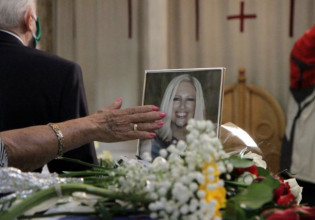 Φώφη Γεννηματά – Πήγε να την αποχαιρετήσει φορώντας μπλούζα με τη φωτογραφία της