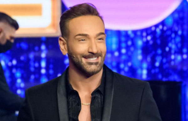 J2US – Φουλ ερωτευμένη διαγωνιζόμενη του σόου – O Κοκλώνης την «κάρφωσε» on air