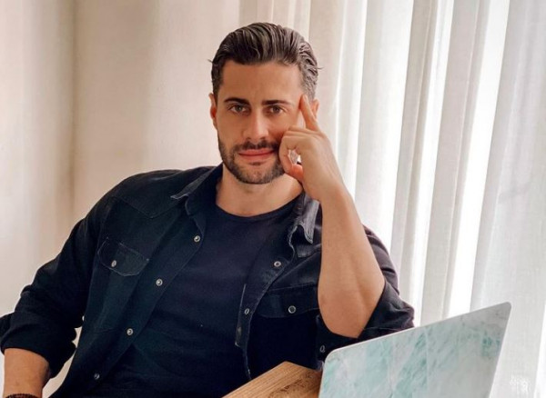 Κωνσταντίνος Βασάλος – Γενέθλια για τον παρουσιαστή – Η τούρτα έκπληξη από τη Βαλαβάνη και οι ευχές των συνεργατών του