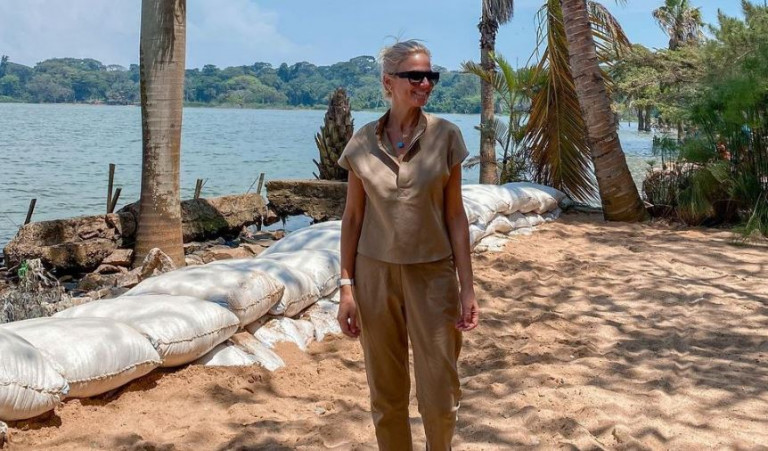 Χριστίνα Κοντοβά – Μετακίνηση με τοπικά μέσα στην Ουγκάντα – Δείτε την πάνω σε μηχανή