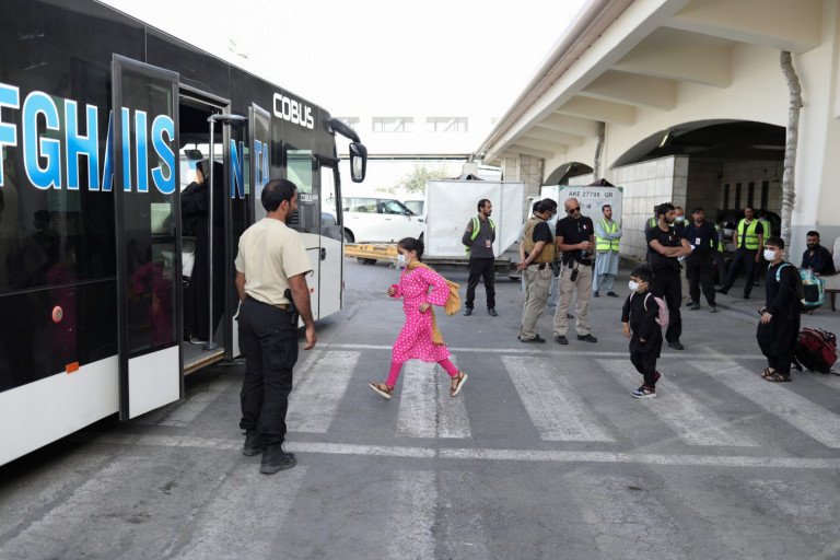Αφγανιστάν – Γυναίκες δικαστές και δικηγόροι μαζί με τις οικογένειές τους έφτασαν στην Αθήνα