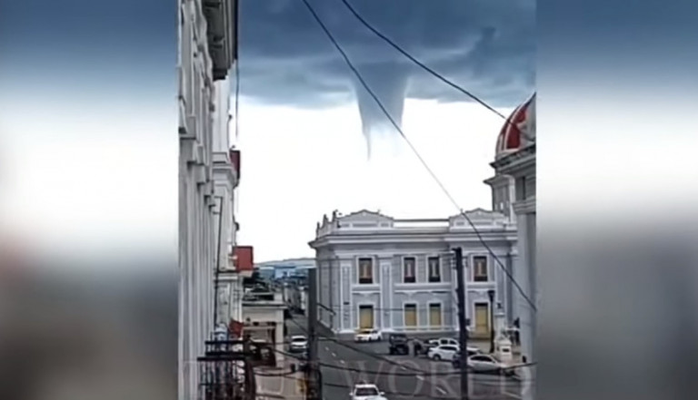 Κούβα – Ισχυρός υδροστρόβιλος πάνω από πόλη στα νότια της χώρας