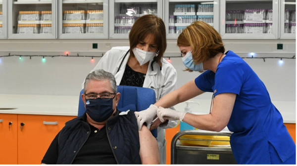 Έκανε την τρίτη δόση του εμβολίου ο Δημήτρης Κουτσούμπας