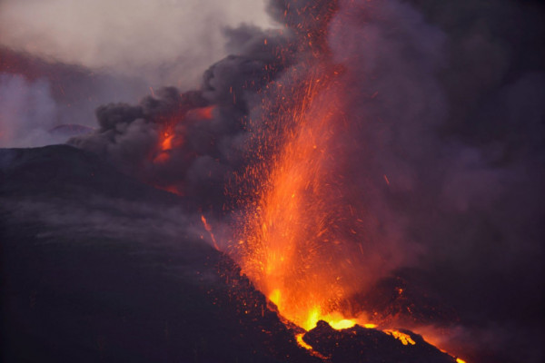 Λα Πάλμα – Κατέρρευσε μέρος του κρατήρα – Ανυπολόγιστες καταστροφές από την ανεξάντλητη λάβα