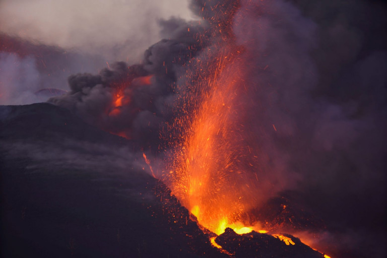 Λα Πάλμα - Κατέρρευσε μέρος του κρατήρα - Ανυπολόγιστες καταστροφές από την ανεξάντλητη λάβα