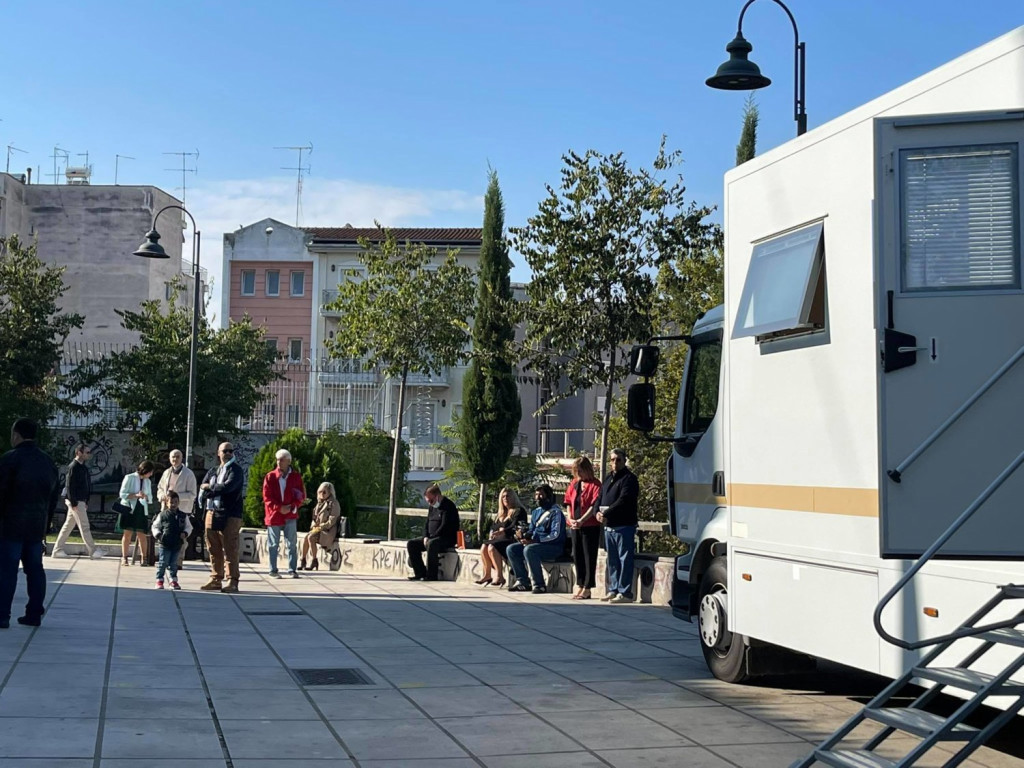 Εμβολιασμοί έξω από ιερούς ναούς στη Λάρισα