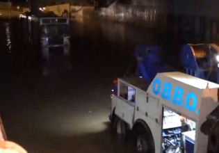 Κακοκαιρία «Μπάλλος» – Πάνω από 24 ώρες μετά ξεκίνησε η ρυμούλκηση για το λεωφορείο… ναυάγιο – Δείτε βίντεο