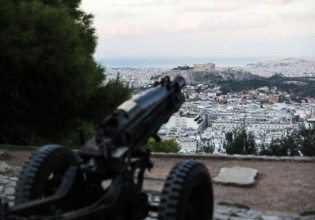 28η Οκτωβρίου – Δείτε τη στιγμή που μπλοκάρει το κανόνι στο Λυκαβηττό – Χρησιμοποίησαν το εφεδρικό