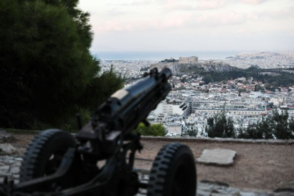 28η Οκτωβρίου – Δείτε τη στιγμή που μπλοκάρει το κανόνι στο Λυκαβηττό – Χρησιμοποίησαν το εφεδρικό