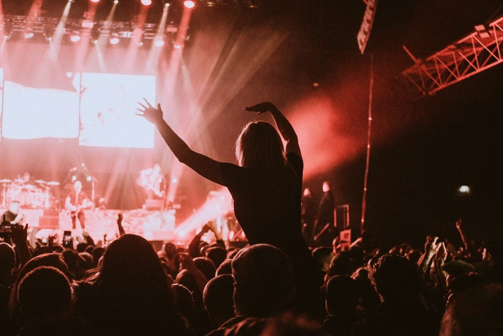 Νέα μέτρα για τις «κόκκινες» περιοχές; Στο τραπέζι η απαγόρευση των συναυλιών – Γιατί οδεύουν σε lockdown σε Σέρρες