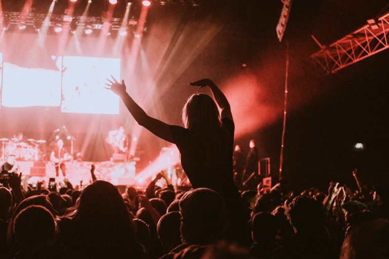 Νέα μέτρα για τις «κόκκινες» περιοχές; Στο τραπέζι η απαγόρευση των συναυλιών – Γιατί οδεύουν σε lockdown σε Σέρρες