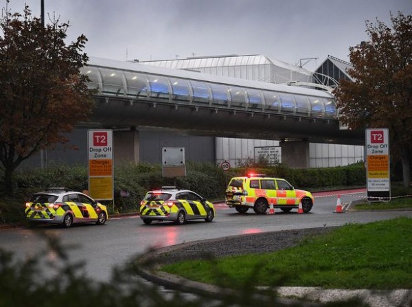 Συναγερμός στο αεροδρόμιο του Μάντσεστερ – Εκκενώνεται μετά από αναφορά για ύποπτο πακέτο