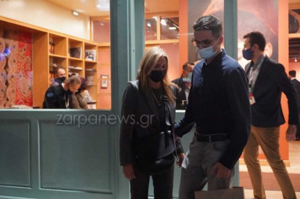 Μαρέβα Μητσοτάκη – Με τον γιο της Κωνσταντίνο στα εγκαίνια έκθεσης στη Δημοτική Πινακοθήκη στα Χανιά