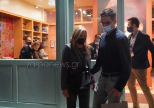 Μαρέβα Μητσοτάκη – Με τον γιο της Κωνσταντίνο στα εγκαίνια έκθεσης στη Δημοτική Πινακοθήκη στα Χανιά